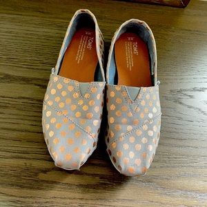 TOMS rose gold polka dots